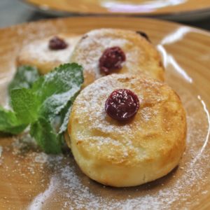 Сырники с изюмом и сметаной